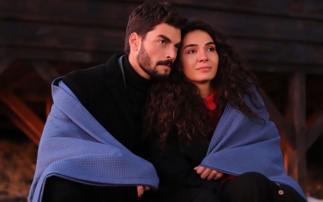 ATV ekranlarnda final yapmaya hazrlanan dizi Hercai'nin seti sekteye urad. Dizinin usta oyuncularndan Macit Sonkan'n test sonucu pozitif knca set kart, tm ekibe test yapld. Olas baka vakalara kar sete ara verilmesi planland.