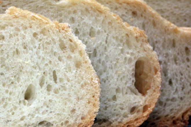 Beyaz eker, beyaz un ve rnleri: Kan ekerinin bir anda ykselmesini salayan bu tr gdalar tketilmesinin ardndan ani kan ekeri dlerine neden olmaktadr. Ve kiinin sonsuz bir alk dngsne girmesine sebep olmaktadr. Bunun sonucunda pankreastan salnan inslin dengesini bozmakta ve ilk adm olarak inslin direnci ardndan da eker hastalna sebep olmaktadr.