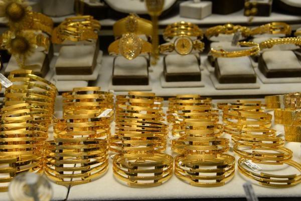 Bunu takana syleyin bu altn deil dedik, onlar da bilsinler diye. Bunu takana gidip, sylemiler, onlar da 'bizde adettir, altn alamadmz iin gidip imitasyon aldk' demiler" diye konutu.