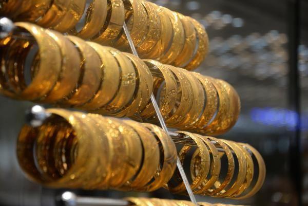 Dnnde sahte altn taklan bir mterisiyle yaadklarn da anlatan ner, "Bir mterimiz dnde taklan bir set getirdi, kpesinin bir yeri krlmt, bunun tamiratn yapmamz istedi. Biz kpeye baktmzda 'bu altn deil' dedik, 'nasl olur bunun seti var, bu dnde takld bize' dedi. 'Seti komple getir o zaman' dedik kendisine, seti getirdi, baktk ki setin komplesi altn deil.