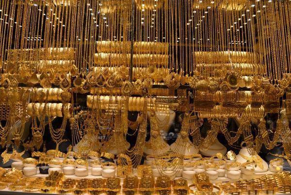 Altnla birebir olan imitasyonlarn yasaklanmasn talep eden Yunus ner, 50 liraya, 100 liraya alnan imitasyon bileziin kuyumcuya getirilip, 'ben bunu senden aldm' denmesinden korktuklarn syleyerek, "Bizim talebimiz, tamamen altnla birebir olan imitasyonlarn yasaklanmasn istiyoruz. nk bundan da korkar oldu kuyumcu.