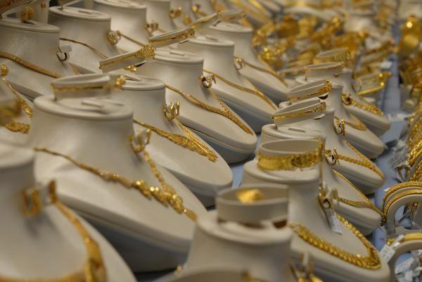 Altnn ykselmesinden dolay herkes altn alamayabilir ama bizim tavsiyemiz, eyrek, gram gibi her bteye gre altn var, hatta yarm gram altn da kt. 22 ayar bir gram 450 TL ise 22 ayar yarm gram 225 TL'ye alnabilir. nsanlar gidip 100 liraya ya da 200 liraya imitasyon bilezik veya kolye alarak gtrp, dnde takmaktansa, yarm gram alsnlar btelerine gre. Byle yaparlarsa en azndan dn sahibine bir katk sunabilirler."