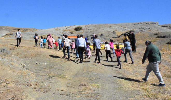 Lise son snf rencisi brahim abuk, "Ben niversite snavna hazrlanyorum. Kardeim de LGS'ye hazrlanyor. kimiz ayn anda ders alamyoruz" dedi.