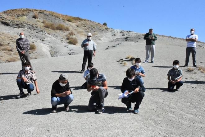 Ky sakinlerinden Engin Yiit, internet olmad iin rencilerin 1 kilometre yryp tepeye ktn belirterek, "Kymzde iletiim sorunu yayoruz. nternet ekmiyor.