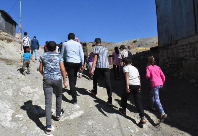 'NTERNET VE TABLET STYORUZ'  <br>  6'nc snf rencisi Uurcan Arslan da, "Bir kilometrelik yol kyoruz. Ama bazen bura da ekmiyor. Biz  kardeiz. Ayn anda birimiz girsek birimiz giremiyoruz. Kymze internet istiyoruz " diye konutu.