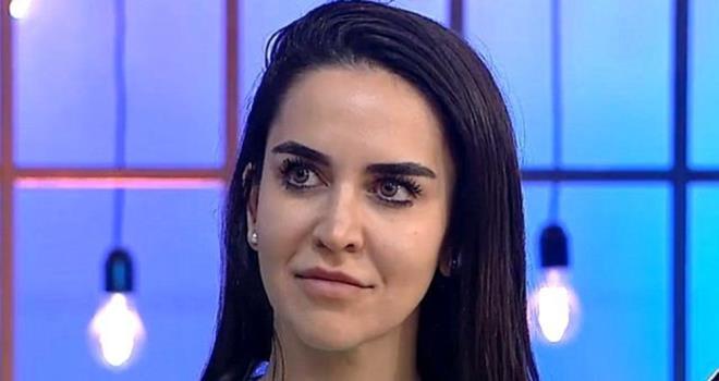 MASTERCHEF DUYGU KMDR?<br>    Duygu Acarsoy, 35 yanda. Ankara niversitesi Ziraat Fakltesi mezunu olan Duygu Acarsoy, zel bir niversitede eitmen ef olarak alyor. Yarmaya Ankara'dan katlyor. Profesyonel pasta ve ekmekilik eitimi ald (spanya ve Almanya'da eki mayal ekmekler). Ayrca dondurma ve sorbe zerine eitimleri de mevcut. Sektrde 3,5 senedir eitmen olarak alyor.    Mutfaa girmesine neden olan olay, bundan on yl nce evlendii kiinin onu i<br>lk haftada dolandrmas. Daha sonra psikolojik yardm almak yerine mutfaa girmeye karar veren Duygu sonrasnda profesyonel eitimler almaya baladn syledi. Mutfan ona terapi gibi geldiini, mutfaa girdii zaman inanlmaz mutlu olduunu belirtti.