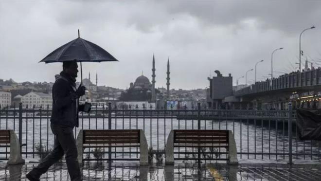 Meteorolojiden stanbul ve 6 il iin uyar    <br>Uzmanlarn uyarsnn ardndan Meteoroloji'den de Marmara Blgesi ve stanbul iin kuvvetli ya uyars yapld. stanbul, Edirne, Krklareli, Tekirda, Yalova, Kocaeli ve Sakarya perembe sabah saatlerinden itibaren 2 gn srecek yal ve serin havann etkisi altna girecek.