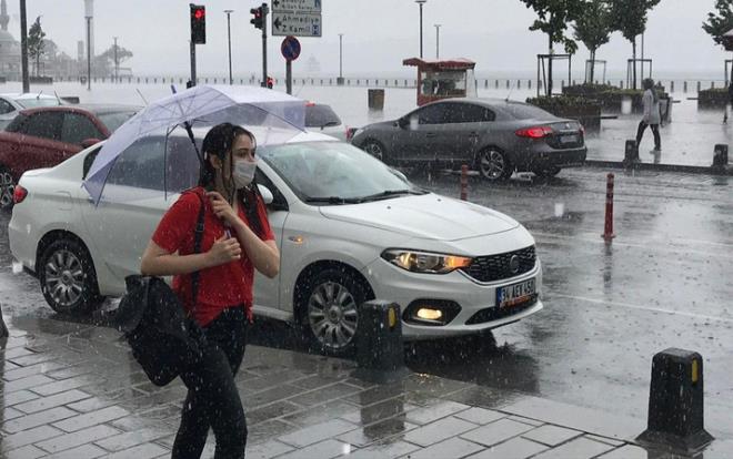 Trkiye genelinde hava scaklklar artarak, mevsim normali deerlerinin zerine kt. Ancak uzmanlar, scaklklarn ykselmesinin ardndan nmzdeki gnlerde yurda giri yapacak souk hava sisteminin dolu, frtna ve hortuma neden olabileceini vurgulad. zellikle perembe ve cuma gn stanbul'da dolunun etkili olabilecei uyars yapld. stanbul'da zellikle amlca ve evresindeki ilelerde dolu ya, perembe ve cuma gn daha etkili olabilir. Uzmanlarn uyarsnn ardndan Meteoroloji'den de Marmara Blgesi ve stanbul iin kuvvetli ya uyars yapld. stanbul, Edirne, Krklareli, Tekirda, Yalova, Kocaeli ve Sakarya perembe sabah saatlerinden itibaren 2 gn srecek yal ve serin havann etkisi altna girecek.