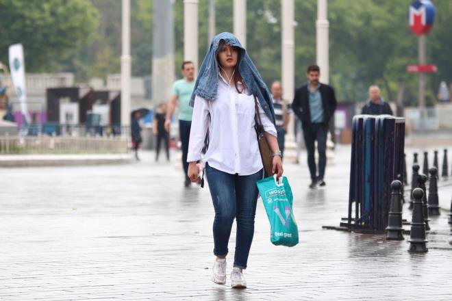 Meteoroloji 1. Blge Mdrl'nden yaplan hava durumu uyarsna gre, stanbul, Edirne, Krklareli, Tekirda, Yalova, Kocaeli ve Sakarya illeri 8 Ekim'de sabah saatlerinden itibaren Balkanlar zerinden gelmesi beklenen alak basn merkezi ve buna bal cephe sistemi ile birlikte 2 gn srecek yal ve serin havann etkisi altna girecek.