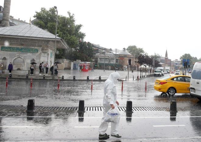 Sel ve su baskn riski var  <br>  Kuvvetli yalarn sel ve su basknlara neden olabileceini vurgulayan Tek u uyarlar yapt: "zellikle Perembe gn leden sonra ve akam saatlerine doru. Cumartesi gn bu sistemin Bat Karadeniz'den yurdu terk edeceini syleyebiliriz."