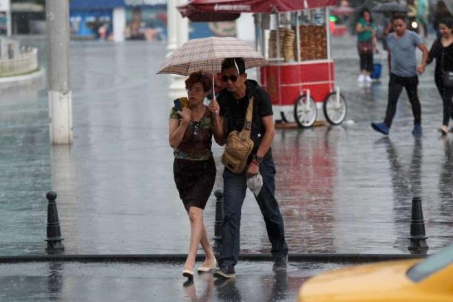 Scaklklar 8-10 derece decek  <br>  Yala birlikte blgedeki scaklklarn 8 ila 10 derece decei tahmin ediliyor. Rzgarn, gney ve gneybat (lodos) ynlerden perembe gn blgede kuvvetli olarak esmesi bekleniyor.