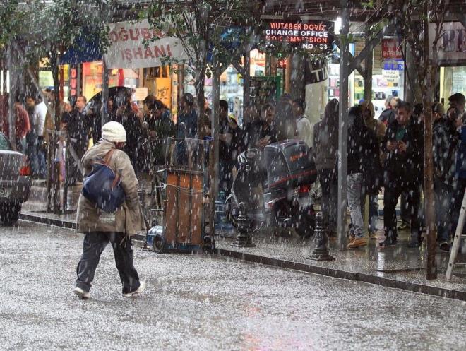 "Ama beraberinde kuvvetli dolu olma olasl ok yksek. nk Marmara'da deniz suyu scakl yksek, 24 dereceler civarnda ki gelen havann scakl 17-18 derecelere kadar dyor. Bir de atmosferin yukar seviyeleri daha souk olacandan aadan yukar kuvvetli konvektif hareketler meydana geliyor. Bu, dolu yan oluturan nemli mekanizmalardan biri."