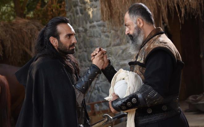 Yapmcln Emre Konuk'un stlendii, Sedat nci'nin ynettii, Serdar znalan ile Emre Konuk'un senaristliini yapt dizinin oyuncu kadrosunda ise; Ekin Ko, Bura Glsoy, Hatice endil, Grkan Uygun, Leyla Lydia Tuutlu, Sevda Erginci, Mehmet zgr, Cemal Tokta, Osman Sonant, Leyla Feray, lker Kzmaz, Ali Gzirin, idem Selk Onat, Murat Garipaaolu, Nik Xhelilaj ve Erdem Akake yer alyor.