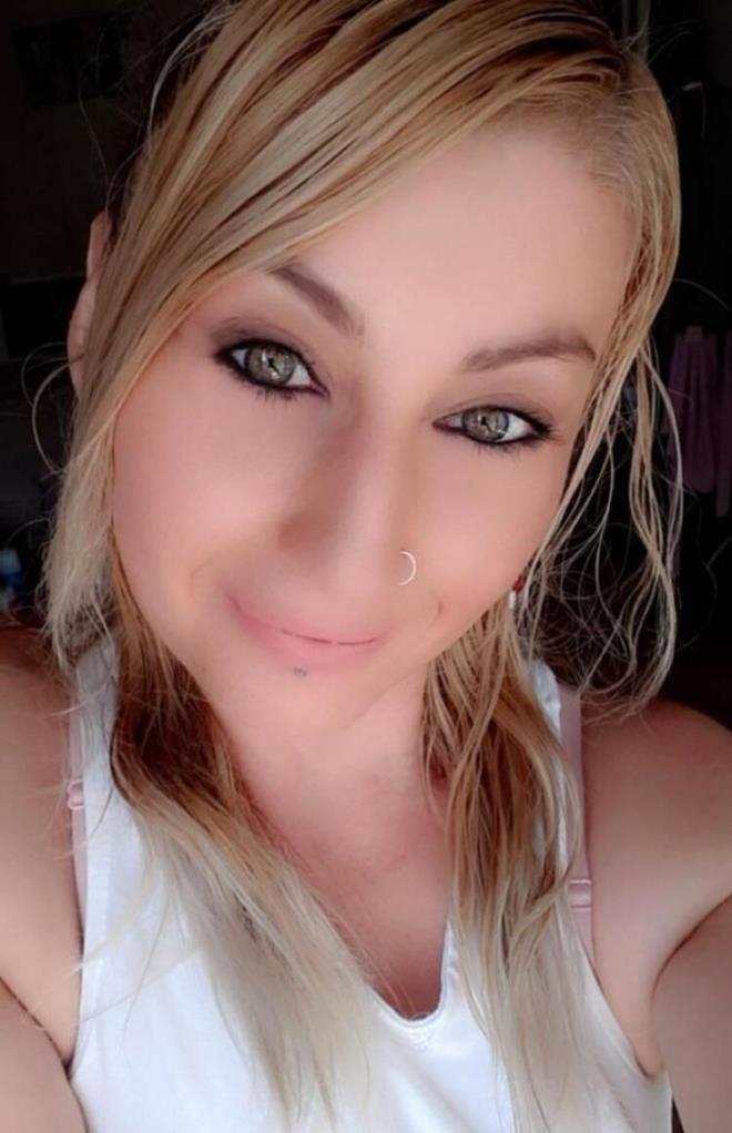 "ok dikkat etmek, iyi aratrmak gerekiyor"  <br>  Dolgu yapldktan sonra dudann simsiyah olduunu vurgulayan Uzunolu, unlar kaydetti: "ok ac ektim. Aylarca yemek yiyemedim, su bile iemedim. Psikolojik olarak hala ok ktym. evremin etkisiyle bu ie kalktm, ok dikkat etmek, iyi aratrmak gerekiyor. Estetik madurlarn grdmde alyorum. Yaadm zorluklar, travmalar gzmn nne geliyor. Gerekten yaayan bilir. Estetikten madur olan kadnlar bana sosyal medyadan ulayor."