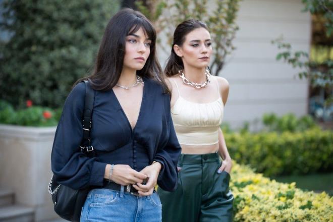 Kendi halinde bir hayat sren ve mert bir adam olan taksici Ali Rza (Tolga Sarta) ile karanlk dnyann gl patronlarndan birinin kymetli kz Halide'nin (Aya Ayin Turan) yollarnn keime hikayesinin anlatld dizi ilk blmden sosyal medyann diline dt.