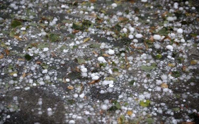 Yal sistemle birlikte bat blgelerimizde scaklklarn 8-10 derece decei tahmin ediliyor. Yal sistemin Cuma gn Marmara,  Ege, Bat Akdeniz,  Anadolu&#8217;nun bats ve Bat Karadeniz&#8217;de yalara sebep olduktan sonra etkisini kaybedecei tahmin ediliyor. Meteoroloji uzmanlarndan da stanbul iin kuvvetli dolu uyarlar geliyor. Dolu ya zellikle stanbul'un Anadolu yakasn vuracak. Geen hafta ki gibi ceviz byklnde bir dolu ya bekleniyor. Haliyle aralarnz iin imdiden nlem almanz gerekiyor.
