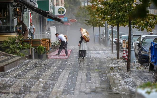 Dolu-Hortum- Sel riski : Meteoroloji Genel Mdrl resmi sitesinden son dakika uyarsyla dolu alarm verdi. Kuvvetli yamur ve dolu ya perembe gn sabah saatlerinden itibaren etkili olmaya balayacak. Meteorolojiden gelen yeni uyarda '(Perembe) gn sabah saatlerinden itibaren Marmara blge genelinde grlecek olan saanak ve gk grltl saanak yalarn, kuvvetli (21-50 Kg/m2), Trakya Kesimi, stanbul, Balkesir ve anakkale evreleri ile Bursa'nn bat ilelerinde, Ktahya ve Manisa evreleri ile zmir&#8217;in kuzey ve dou (Dikili, Bergama, Knk, Aliaa, Foa, Menemen, Bayndr, Kemalpaa, Beyda, Tire, demi, Kiraz) ilelerinde yerel olarak kuvvetli (21-50 Kg/m2) olmas beklendii bildirildi. Bu illerde ani sel, su baskn, yldrm, ya annda kuvvetli rzgar, yerel dolu ya ve hortum oluma riski bulunuyor.