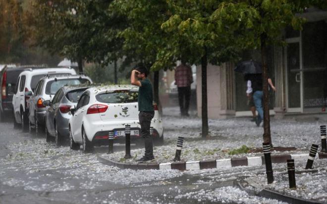 Dolu, frtna, hortum<br>  Perembe gn bir souk hava sisteminin yurda giri yapacan ifade eden  Boazii niversitesi Kandilli Rasathanesi Meteoroloji Laboratuvar Bakan Adil Tek yle devam etti:  *"Trakya'dan sokulmaya balyor ncelikle, beraberinde Ege kylar ve zellikle zmir'e kadar sarkyor. Scaklklar bat blgelerde drecek. Tabii u anda bir scak hava iindeyiz, deniz suyu olduka scak. Kuzey'den bir souk hava geliyor."