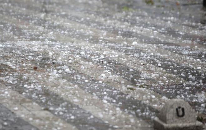 Dolu yama ihtimali ok yksek<br>  Kuvvetli yalarn sel ve su basknlara neden olabileceini vurgulayan Tek u uyarlar yapt:  *"zellikle Perembe gn leden sonra ve akam saatlerine doru. Cumartesi gn bu sistemin Bat Karadeniz'den yurdu terk edeceini syleyebiliriz. Ama beraberinde kuvvetli dolu olma olasl ok yksek. nk Marmara'da deniz suyu scakl yksek, 24 dereceler civarnda ki gelen havann scakl 17-18 derecelere kadar dyor. Bir de atmosferin yukar seviyeleri daha souk olacandan aadan yukar kuvvetli konvektif hareketler meydana geliyor. Bu, dolu yan oluturan nemli mekanizmalardan biri."