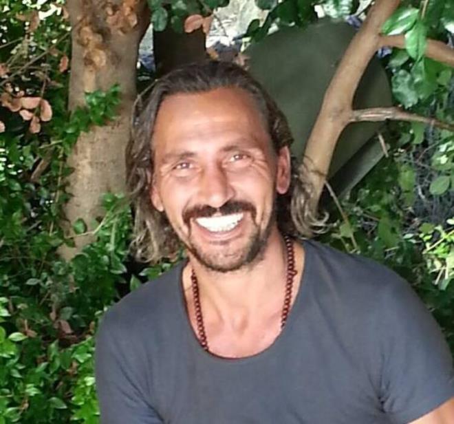 Ahmet Serdar Oral kimdir?<br>  Ahmet Serdar Oral, 2006 ylnda zel bir firmada genel mdrln yapt. Daha sonra kendisi bohem bir hayat tarzn seti ve Fethiye'ye yerleti. Burada uzun sre yoga ve nefes dersleri ile ilgilendi. Alt yldr oyuncu zg Namal ile birlikte olan Ahmet Serdar Oral, gzler uzak bir yaam sryordu. iftin 2 ocuu var. zg Namal beraberlii ardndan oyunculuu brakmt. Daha ncesinde iki evlilik yapan Ahmet Serdar Oral'n bu evliliklerinden toplam 3 ocuu bulunuyor.