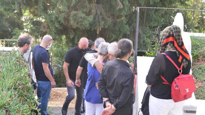 CENAZEYE KATILAMADI  <br>  Pandemi tedbirleri nedeniyle yaklak 20 kiinin katld cenazeye, zg Namal ayakta durmakta zorland iin gidemedi. Namal, mezarla &#8220;Biricik eim ve babamz&#8221; yazl bir iek gnderdi.