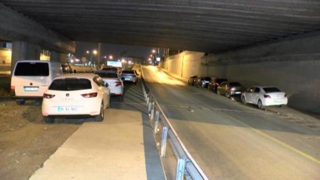 iddetli ya ve dolu uyars zerine, vatandalar arabalarn korumak iin kpr ve viyadk altlarna park ediyor.