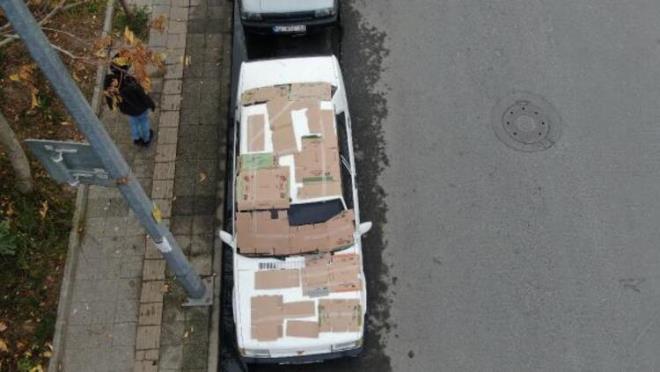 Kathane'de kapal otoparklarn tamamen dolmasndan dolay aralarn sokaa park etme durumunda kalan vatandalar, otomobillerini ellerindeki malzemeler ile korumaya ald.