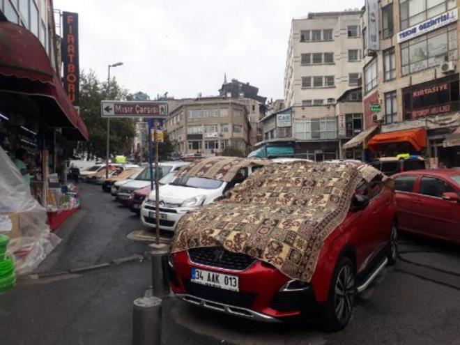 Aracn korumak iin hem battaniye hem karton kullanan esnaf Tayfun Tatlolu, "armzda iki kapal otopark var iki de kapal. Esnaf arkadalarmz da nlem ald dolu nedeniyle. Bir arkadamz kargolayacak gibi kartonla kaplad. Btn kanallarda dolu yaacak, u saatte yaacak uyars yapld biz de byle nlem aldk. Biz nlemimizi aldk artk yapacak bir ey yok" dedi.