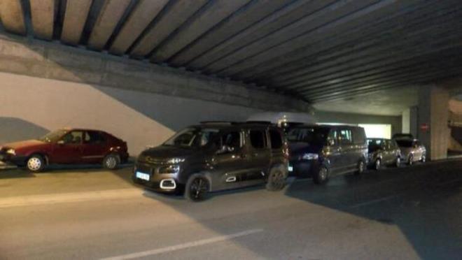 Ataehir'de aracn bir alt geidin altna park edenlerden biri olan zden Dikkaya, &#8220;Geen birka gn nce dolu yamt, aracm baya bir zarar grd. Aracn zarar grmesi problem deil de sonrasnda ilem yaptrmak iin sra beklemek sorun. Geen sene de yamt, cam patlamt, bulamamtk. Skntlar yaanyor yedek para ile ilgili o yzden buraya getirip koyuyorum" eklinde konutu.