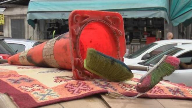 Enes zcivan ise "Geen sefer esnaf ok sknt yaad. ok iddetli dolu yad ister istemez byle aralar da esnaf da etkilendi. Zarar azaltmak iin byle nlem aldlar. Geen sefer yaan doluda camlar patlad, kaportada ciddi skntlar olutu. Meteorolojiyi yakndan takip ediyoruz. Srekli uyarlar yaplyor. u an bir ey yok ama akama doru ya bekliyoruz" diye konutu.