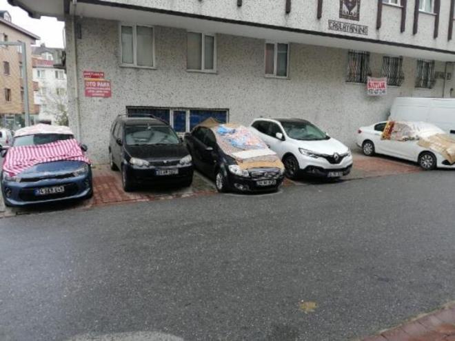 te yandan Avclar&#8217;da da pek ok vatandan, otomobillerini korumak iin muamba ve battaniyelerle nlem ald grld.