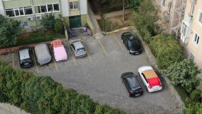 Evlerinden getirdikleri battaniye, yorgan, kilim, hal ve masa rts ile aralarnn zerini kapatan vatandalar, doluya kar nlem almaya alt.