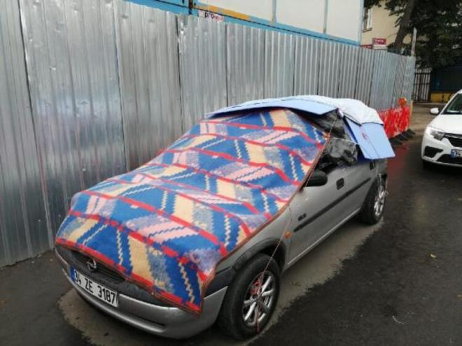 Daha nceki dolu yalarnda aralar ve evleri zarar gren skdar Dnmedolap Mahallesi sakinleri, otomobillerinin zerine battaniye, kilim ve karton rterek iplerle sk sk balad.