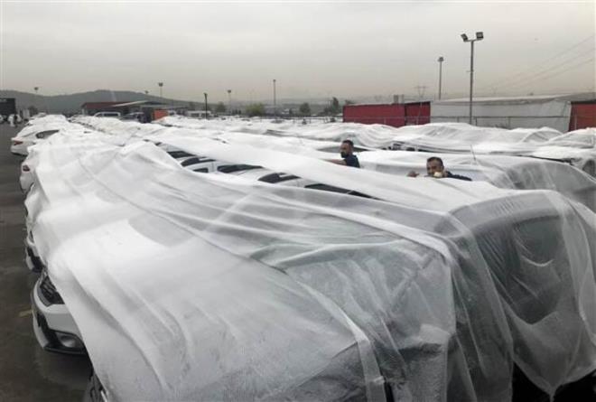 stanbul'da meteorolojiden yaplan iddetli ya ve dolu uyars zerine vatandalar aralarnn doludan zarar grmemesi iin nlemler almaya balad. ansl olanlar kapal otoparklarda yer bularak evlerine rahat bir ekilde giderken, yer bulamayanlar ise trl zmlerle aralarn korumaya alyor. Kimi evinin nne park ettii aracnn stn battaniye, hal, kilim gibi eylerle rterken kim de arabasn oturduu yere yakn kpr, st geit ve viyadk altlarna park ederek nlem almaya alyor.