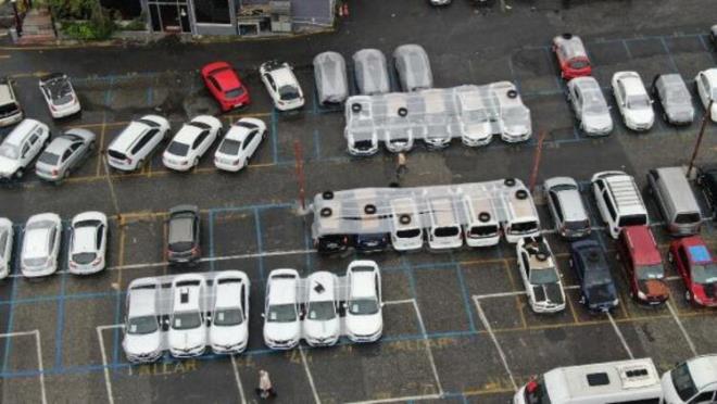 Eypsultan Rami'deki oto pazarnda satclar da aralarn doludan korumak amacyla hal, muamba ve hasr gibi malzemelerle otomobillerini rtt.