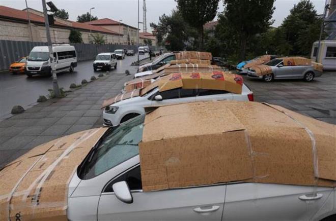 Baz oto servis ve galeriler, Eyp Rami'de aralarnn stn karton kutu, battaniye ve balonlu naylon gibi eitli malzemelerle kapatarak nlem ald