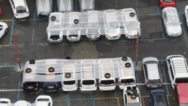 stanbul'da Meteoroloji Genel Mdrl'nden dolu ya ve saanak uyarlarnn ardndan oto pazarlarnda ara satclar tedbir ald. Dolu yayla aralarnn zarar grmemesi iin hal, muamba ve hasr gibi eitli malzemelerle korunan otomobiller havadan fotorafland.