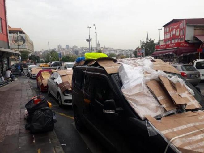 Eminn'nde bulunan vatandalar dolu yandan aralarn korumak amacyla karton ve battaniye kulland. Kartonla kaplanm park halindeki sra sra aralar ise renkli grnt oluturdu.