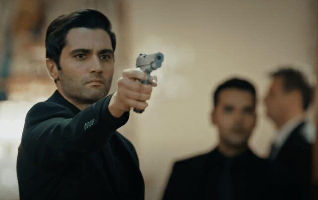 Olayn faillerini bulmak iin gzn karartan Alparslan, karsnda duran amcas Hzr akrbeyli'yi bile ezmeye gze almtr. Adm adm iz sren Alparslan, ipin ucunu masaya kadar takip eder.