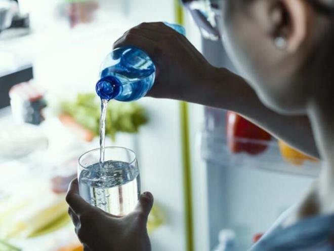 Suyu tketimini de ihmal etmeyin<br>  Son olarak unutulmamaldr ki yorgunluk ve halsizlik vcudun susuz kaldnn ana gstergesidir. Su kronik yorgunluk ve halsizlie yenik dmenizi engelleyen en byk yardmcnzdr. Bunun iin yeterli su tketimi, hangi besinle beslendiinizden daha nemlidir. Scaklklar azalsa bile su tketimi ihmal edilmemeli, vcudun ihtiyac kadar su tketmeye devam edilmelidir.