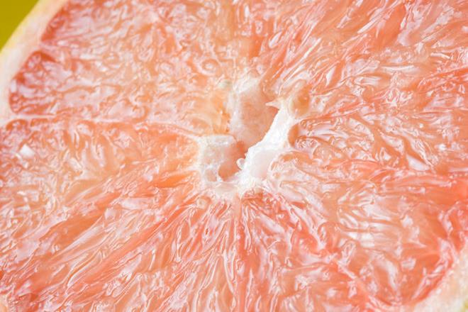 Greyfurt<br>  Greyfurt, gnlk C vitamini ihtiyacnn byk ksmn almay salayarak baklk sisteminin desteklenmesine yardmc olur. Ayn zamanda diyet lifi, A vitamini, potasyum, folat ve B5 vitamini iin de iyi bir kaynaktr. Antioksidan olan likopenin de nemli bir kayna olan greyfurt hcreye zarar veren serbest radikallere kar savaarak kendinizi daha iyi hissetmenizi salar.