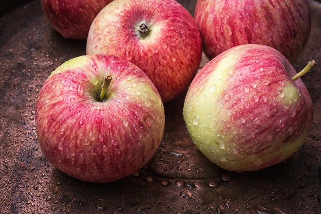 Elma<br>  Vitamin ve mineral deposu olan elma, halsizlikte ilk tercih edilmesi gereken meyvelerden biridir. Elma halsizlikle mcadele ederken baklk sistemini korur, vcudun direncini arttrr. Ayn zamanda kabuuyla tketilmi bir elma, vcut iin nemli bir lif kaynadr. Dolaysyla her gn bir adet elma tketerek vcudunuzu canlandrp uyandrabilirsiniz.