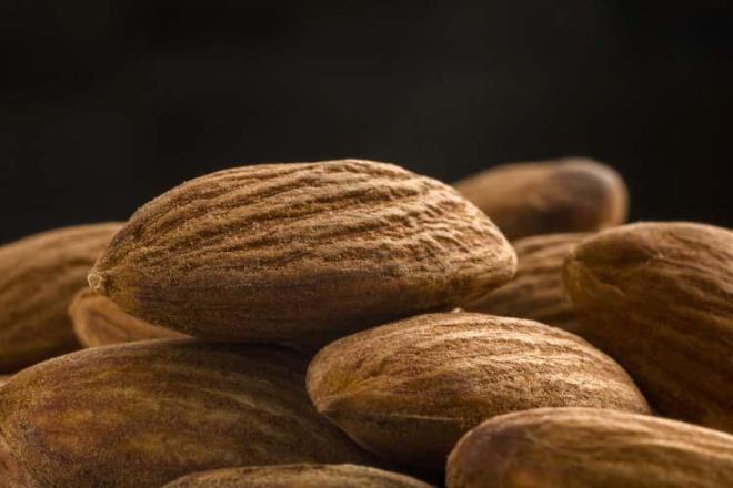 Badem<br>  Magnezyum eksiklii vcutta halsizlik, kas yorgunluu gibi rahatszlklarn yaanmasna neden olur. Magnezyumdan zengin beslenmek yorgunlukla savamanz kolaylatrr. Salkl attrmalklarn banda gelen badem ise magnezyum, protein, bakr, E ve B vitaminlerinin nemli kaynaklarndan biri olup kronik yorgunlukla ba etmemize yardmc olur.Dolaysyla ara nlere ve sabah kahvaltlarna ekleyeceiniz gnlk 5-6 adet i bademle zihinsel ve psikolojik olarak daha zinde hissedebilirsiniz.