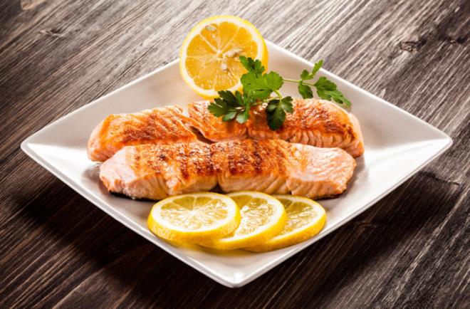Somon  <br>Omega-3 ynnden zengin bir balk olan somonun, zellikle sonbahar aylarnda haftada en az iki kez dzenli olarak tketilmesi zihinsel performans destekler. Ayrca somon tketen kiilerde Alzheimer hastalnn daha az grld almalarla ispatlanmtr.Triptofan bakmndan zengin ve serotonin kayna olan somonu zgara olarak tercih ederseniz mutluluk hormonu salglayarak kendinizi daha iyi hissedebilirsiniz.