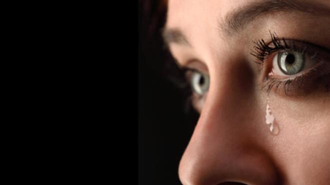 Kaypmaz, virsl bir yzeye temas eden bir kiinin ellerini yzne ve gzlerine gtrmesi sonucunda bulan sz konusu olabildiinin bilimsel almalarla gsterildiini belirtti.  <br>  Gzde kzarkln Kovid-19 belirtilerinden olabildiini ifade eden Kaypmaz, unlar kaydetti:  <br>  "Ayrca bir baka almada gzyanda artn ve apaklanmann da belirtiler arasnda olabilecei gsterildi. Virsn kayna olan in'in Hubei eyaletinden yaynlanan bir almada yalnzca bir hastann ilk belirtisinin gz kapaklarnn iini ve gzlerin beyaz blgesini kaplayan zar olan konjonktivann iltihab (konjonktivit) olduu belirtildi.  <br>  RWTH Aachen niversitesi'nde 18 Kovid-19 hastas zerinde yaplan bir baka almada ise hastalardan 5'inin (yzde 28) gzyanda PCR testi ile koronavirs RNA's saptand. Ayrca Milano'da gerekletirilen SERPICO-19 almasnda Kovid-19'un retinay da etkileyebilecei sonucuna varld. Retinadaki etkilenmenin ounun da retinann damar sisteminden kaynakland belirtilmitir. Bu nedenle, hasta kiilerin gzyana veya gzyann silindii mendil ve peeteye dokunulmamal."  <br>  Do. Dr. Kaypmaz, saln korunmas iin tedbirli olunmas gerektiini belirterek, "ster Kovid-19 ister grip isterse salkl bir kiinin, gzya, kan, balgam gibi vcut svlar ile vcut svlarnn temas ettii peete, mendil gibi rnlerle de temastan kanlmal." uyarsnda bulundu.