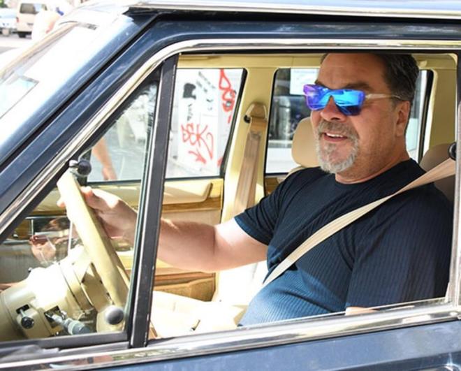 Getiimiz sezonlarda O Ses Trkiye programnda jri koltuunda oturan Beyazt ztrk, nceki gn Bebek&#8217;te eski bir cip kullanrken grntlendi.