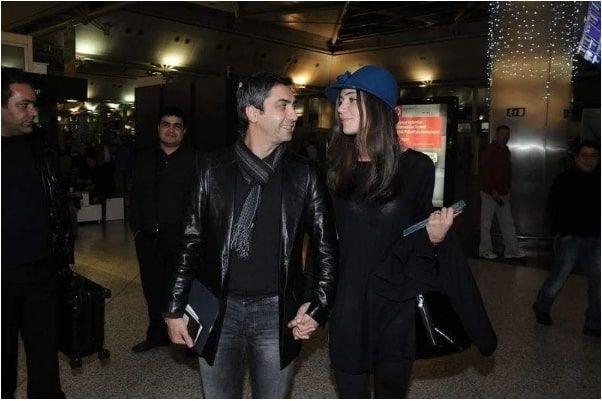 Necati amaz, ei Nagehan Kak'nn mesajlarn illegal yoldan ele geirmekle sulanyordu. Kaynpederi Ahmet Kak da damadnn kendisini konumak iin arp sesini kaydettii syleyerek ikayeti oldu.    Bu ay sonunda yeni durumas grlecek olan boanma davas ncesi Necati amaz'a eine ait ses kaytlar ve WhatsApp yazmalarn gizlice kaydedip mahkemeye sunduu iin ayr bir dava ald. Nagehan Kak, Whatsapp'ta ailesiyle yapt yazmalarn kendisinden izinsiz ekilde ele geirildii belirtmi ve mahkemeye bavurmutu.