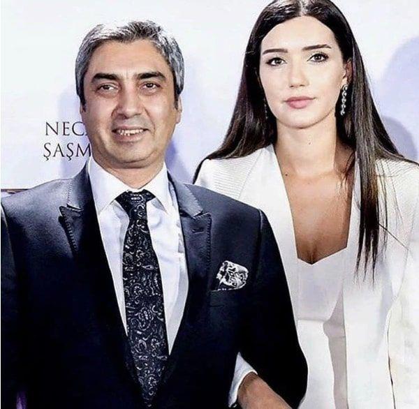 te yandan 49 yandaki Necati amaz'a bir kt haber de 51 yandaki kaynpederi Ahmet Kak'dan geldi.       Kak da damadnn kendisini konumak iin arp sesini kaydettii ve bu kaytlar da izinsiz mahkemeye sunduu iin ikayeti oldu.