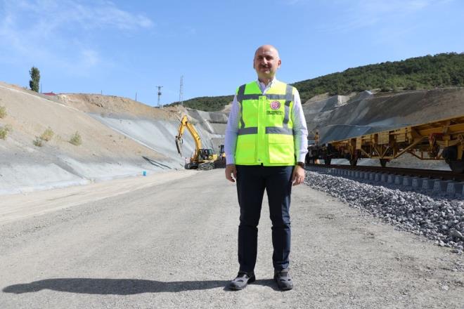 Ulatrma ve Altyap Bakn Adil Karaismailolu, Sivas-Yozgat snrnda Sivas&#8217;n Yldzeli ilesi Emeky snrlar ierisindeki Sivas-Ankara Yksek Hzl Tren Hatt 318. Tnel ve saha imalat almalarn yerinde inceledi.