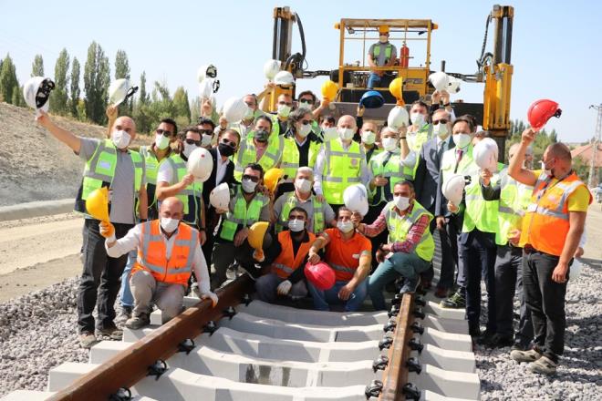 Gelecekteki talep tahmin modellerini inceliyoruz. Sonra yatrm programna teklif ediyoruz. Ankara-Sivas hatt da bunlardan birisi. Konya Karaman tarafnda da ciddi bir almamz var. Karaman&#8217; Ulukla oradan da Mersin&#8217;e indirmeyi planlyoruz. Yine Mersin, Adana, Gaziantep hummal bir alma var. Ankara-zmir hattnda almalar hzl bir ekilde devam ediyor. Yine Bursa&#8217;y Ankara-zmir hattna balamak iin youn bir alma var&#8221; dedi.